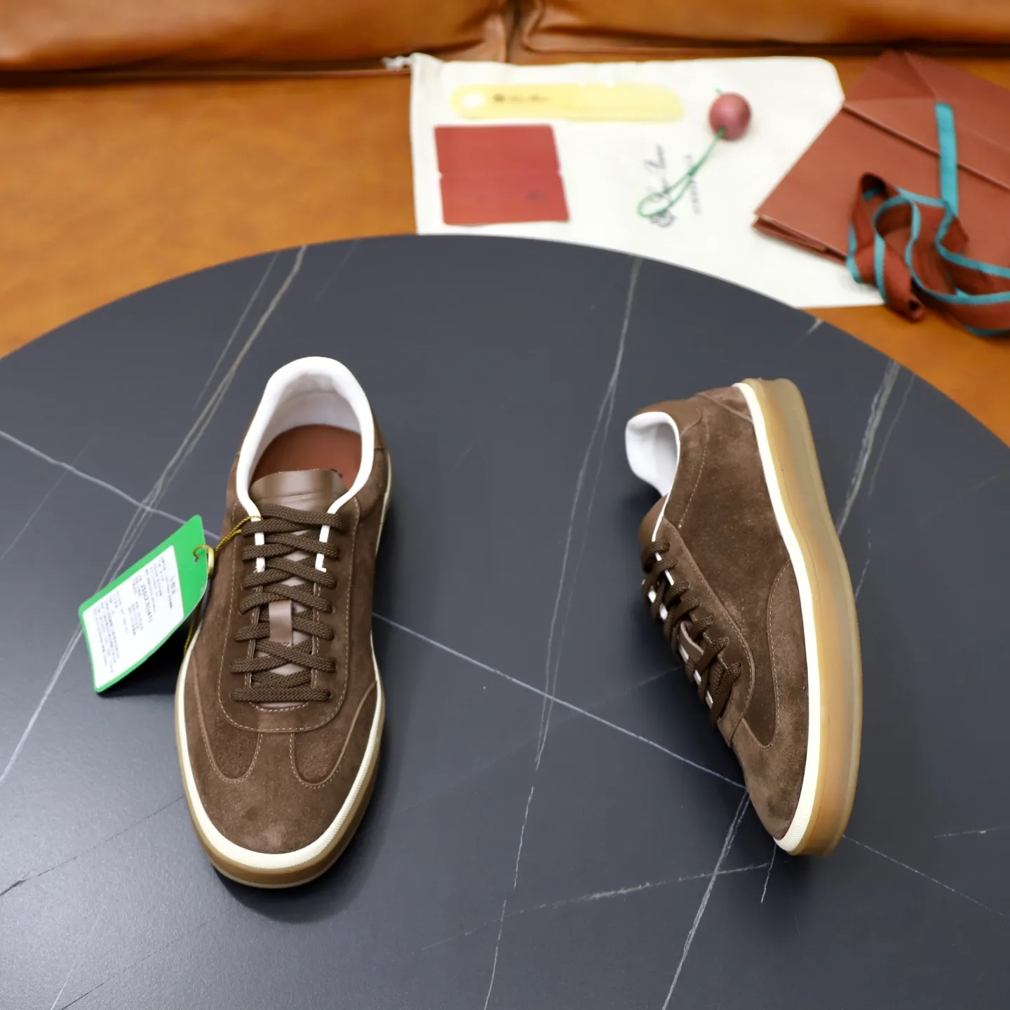 Ex-factory price: 560💰Loro Riana men’s moral training sneakers! Made from high-quality materials and designed in a low-cut silhouette, it offers an elegant and stylish look that's suitable for year-round wear. The unique double-layer sole aesthetic design, caramel cup-shaped outsole is decorated with off-white rubber trim, creating an attractive color combination. Pair with tailored pieces or jeans for a sophisticated yet casual look. The heel is decorated with soft cow leather tongue with Kummel color inserts and cotton laces with embossed LP logo. Upper: cow split suede. Lining: original thickened soft sheepskin. Size: 38-39-40-41-42-43-44 (customized in 45.46)
